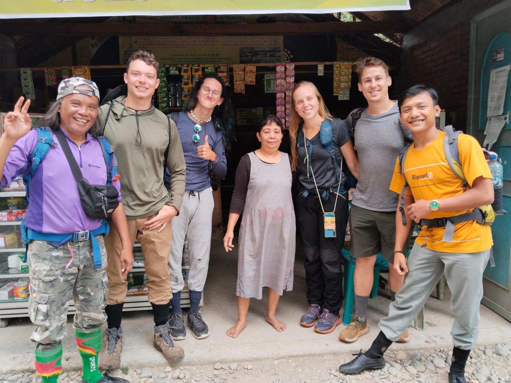 Jhony'S Backpacker-Guest House Only Stay Here Book Treking With Us ブキットラワン エクステリア 写真