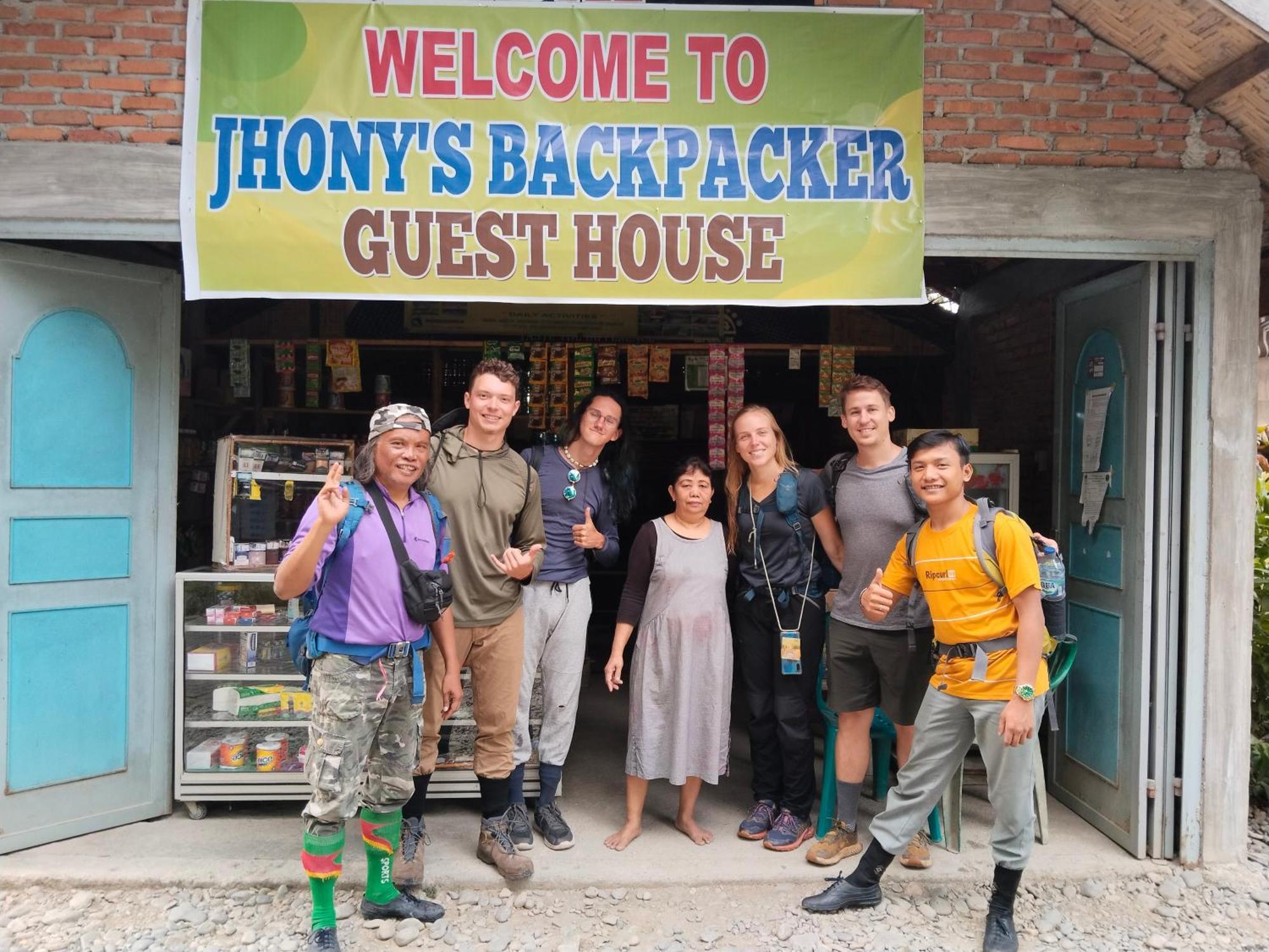 Jhony'S Backpacker-Guest House Only Stay Here Book Treking With Us ブキットラワン エクステリア 写真