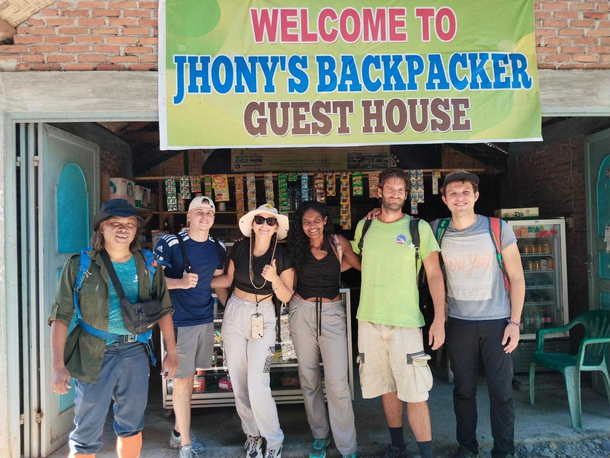 Jhony'S Backpacker-Guest House Only Stay Here Book Treking With Us ブキットラワン エクステリア 写真