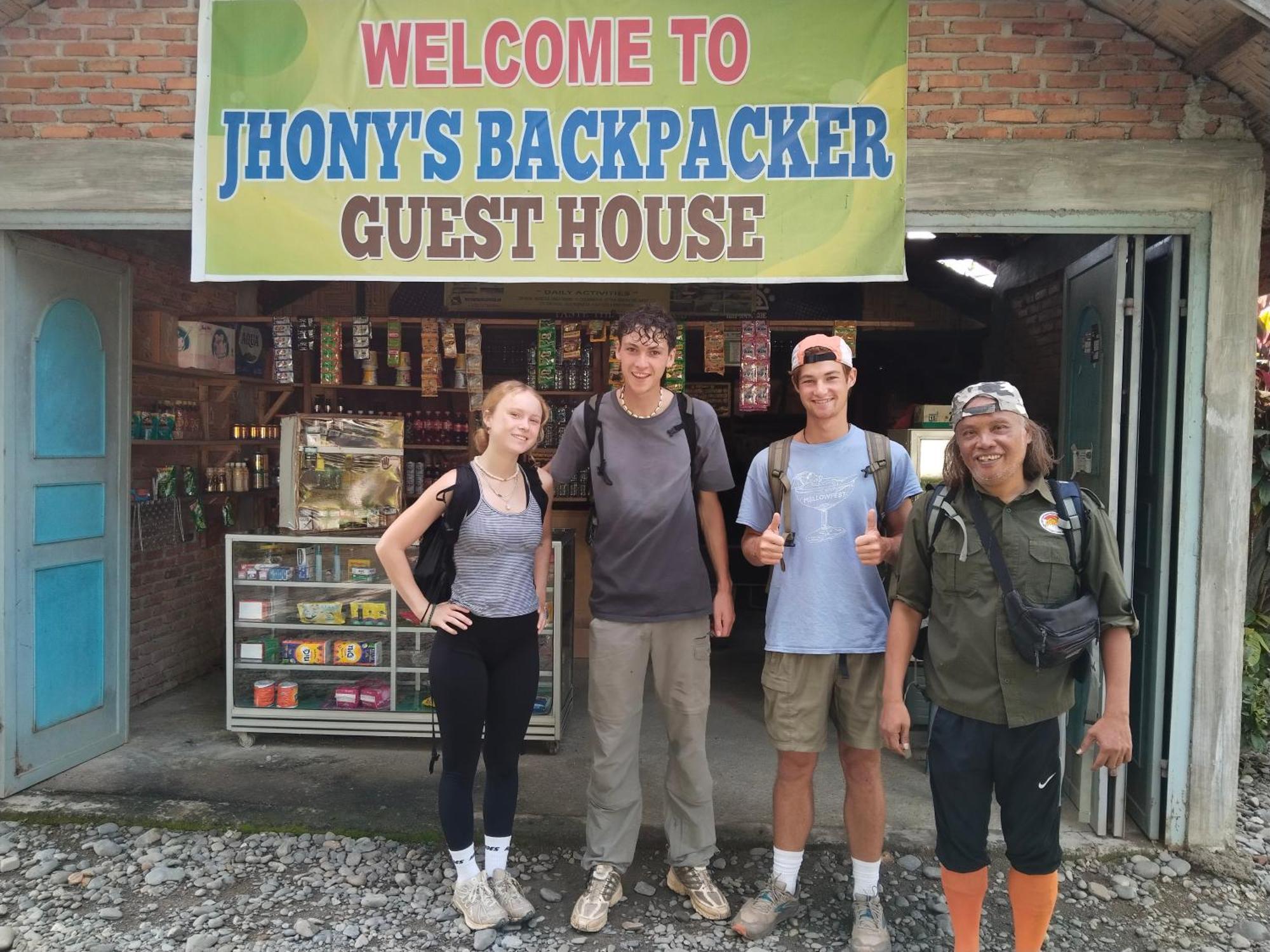 Jhony'S Backpacker-Guest House Only Stay Here Book Treking With Us ブキットラワン エクステリア 写真