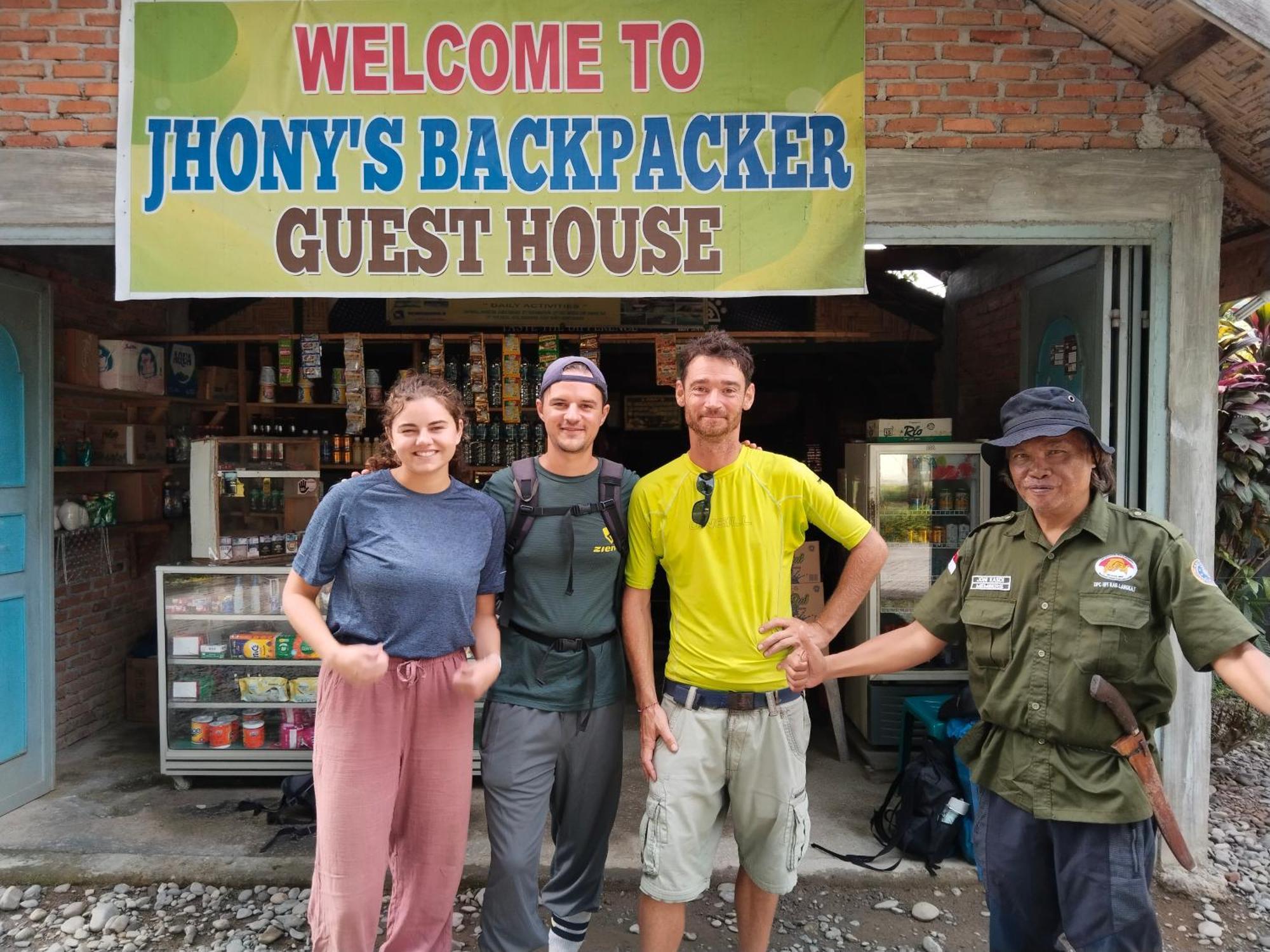 Jhony'S Backpacker-Guest House Only Stay Here Book Treking With Us ブキットラワン エクステリア 写真