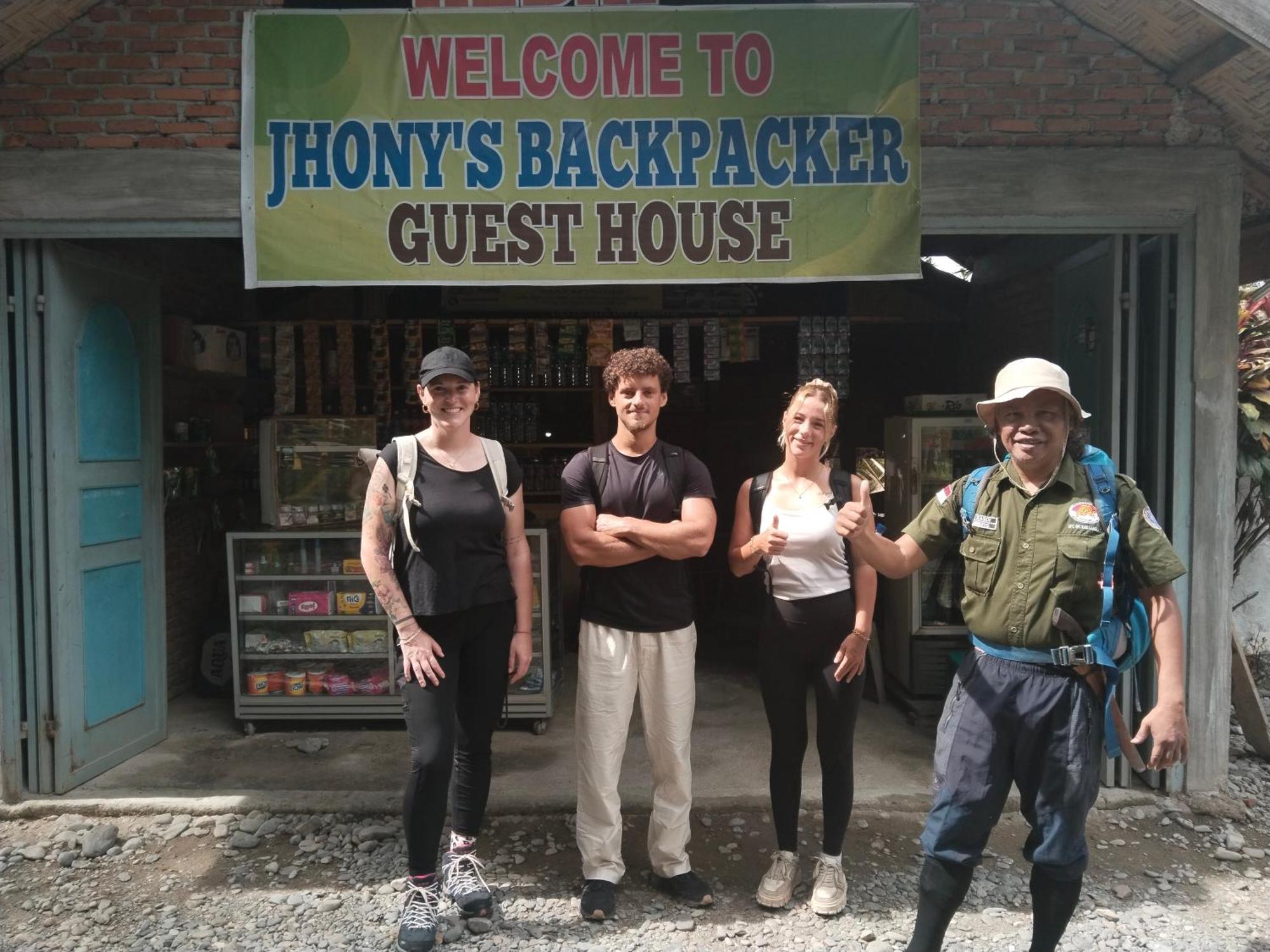 Jhony'S Backpacker-Guest House Only Stay Here Book Treking With Us ブキットラワン エクステリア 写真